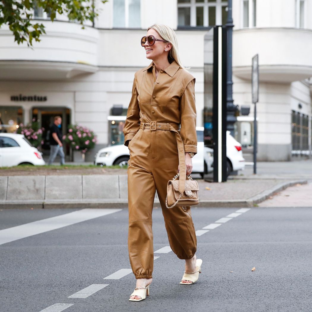 Jak nosić kombinezony damskie? Stylizacje jesienne na sezon jesień-zima 2023